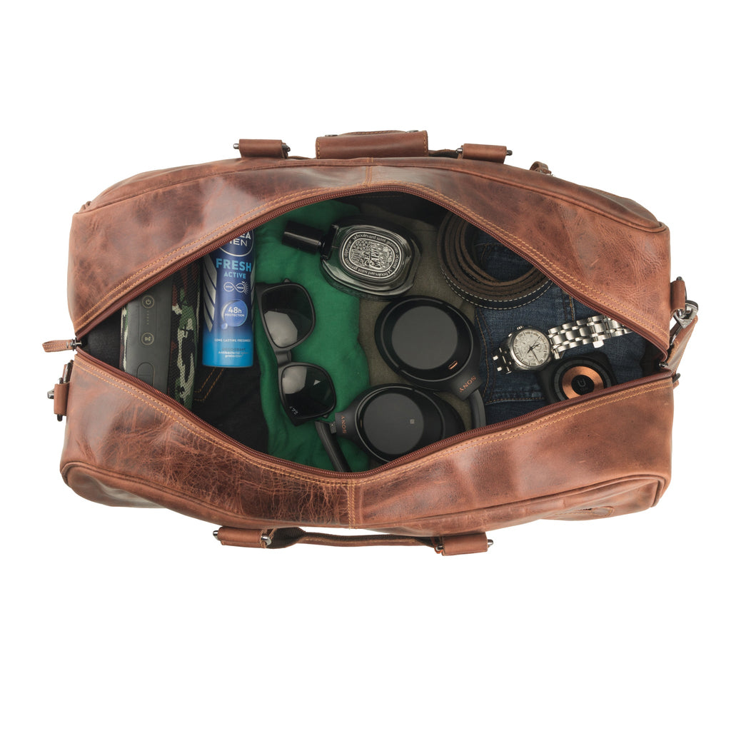 Minori Leather Hudson leather duffle bag in chestnut, unisex travel bag with sturdy handles and spacious interior.